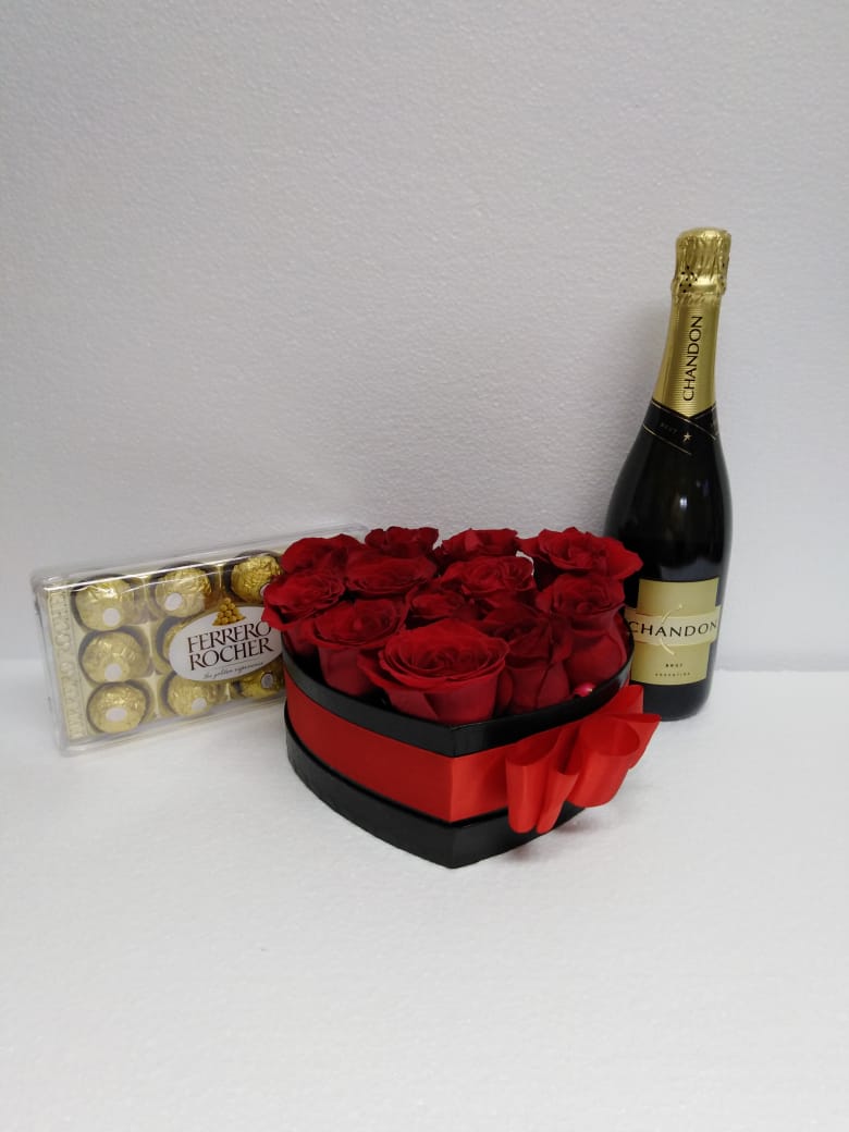 Caja corazn con 12 Rosas Champagne y Bombones Ferrero Rocher 150 Grs 
